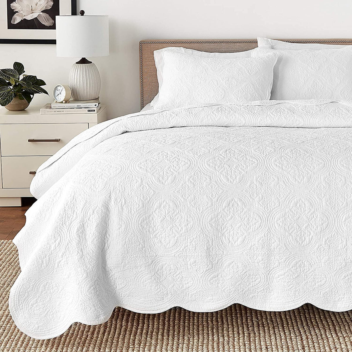 White Scalloped Cotton Quilt Bedding Set